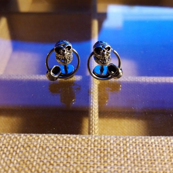 Unisex SKull Earrings - Picture 5 of 7